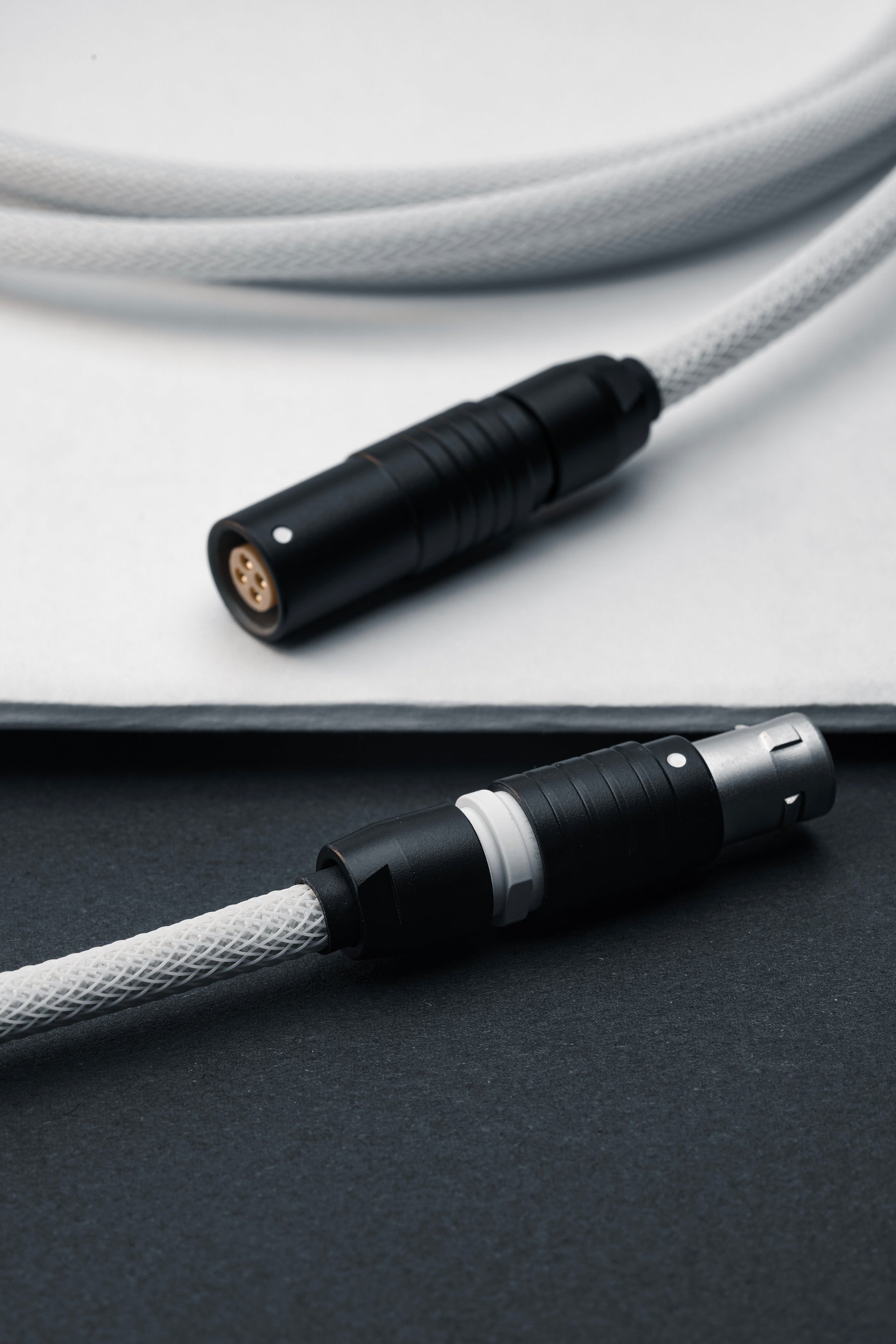 PUSH PULL MINIMAL WHITE USB CABLE